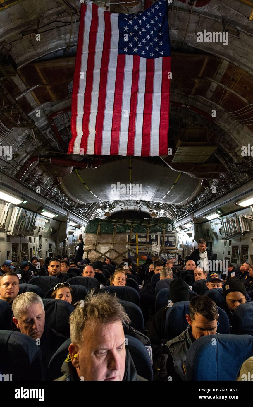 Mitglieder der Urban Search and Rescue Virginia Task Force 1, Fairfax County, Virginia, sitzen an Bord eines C-17 Globemaster III, bevor sie den Luftwaffenstützpunkt Dover, Delaware, am 7. Februar 2023 verlassen. Die USA Die Agentur für internationale Entwicklung (USAID) mobilisiert humanitäre Nothilfe, um auf die verheerenden Auswirkungen in der Türkei nach dem schlimmsten Erdbeben in der Region seit fast einem Jahrhundert zu reagieren. (USA Air Force Foto von Roland Balik) Stockfoto