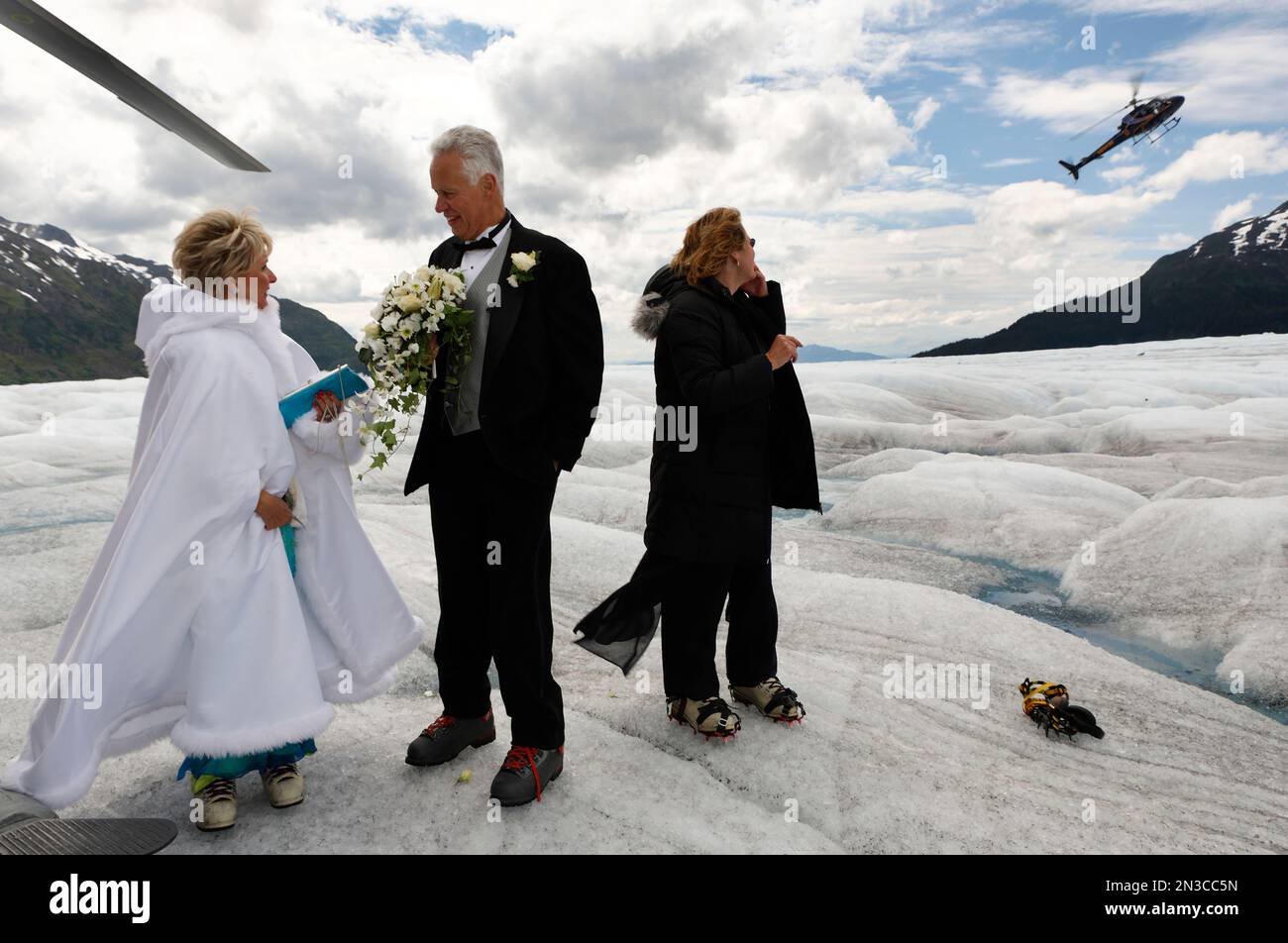 Nach der Hochzeitszeremonie auf dem Mendenhall-Gletscher wartet ein frisch verheiratetes Paar darauf, mit dem Hubschrauber zurück zu ihrem Kreuzfahrtschiff zu fliegen Stockfoto