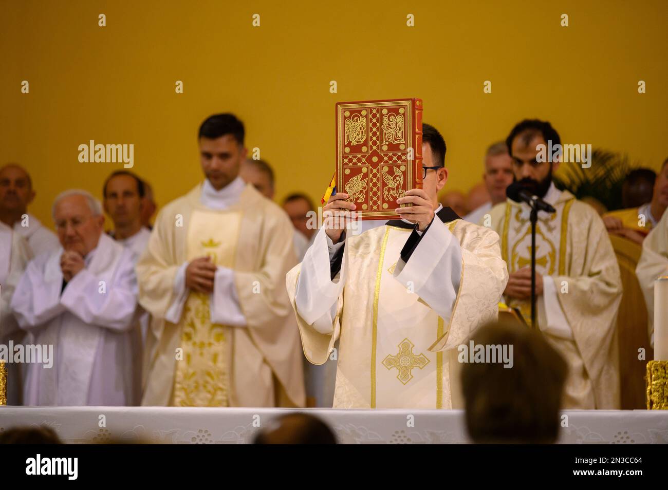 Der Moment, in dem das Buch der Evangelien feierlich zur Verehrung während der Heiligen Messe am Ostergottvigil in der St.-Jakobskirche in Medjugorje gehalten wird. Stockfoto