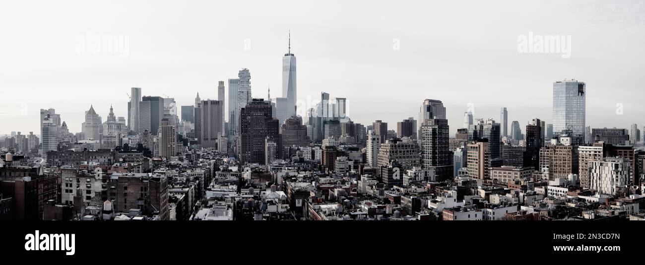 Eine breite Fotografie der Skyline von New York City. Das Foto, das von den Silver Towers auf der Houston Ave gemacht wurde, zeigt den Freedom Tower. Stockfoto