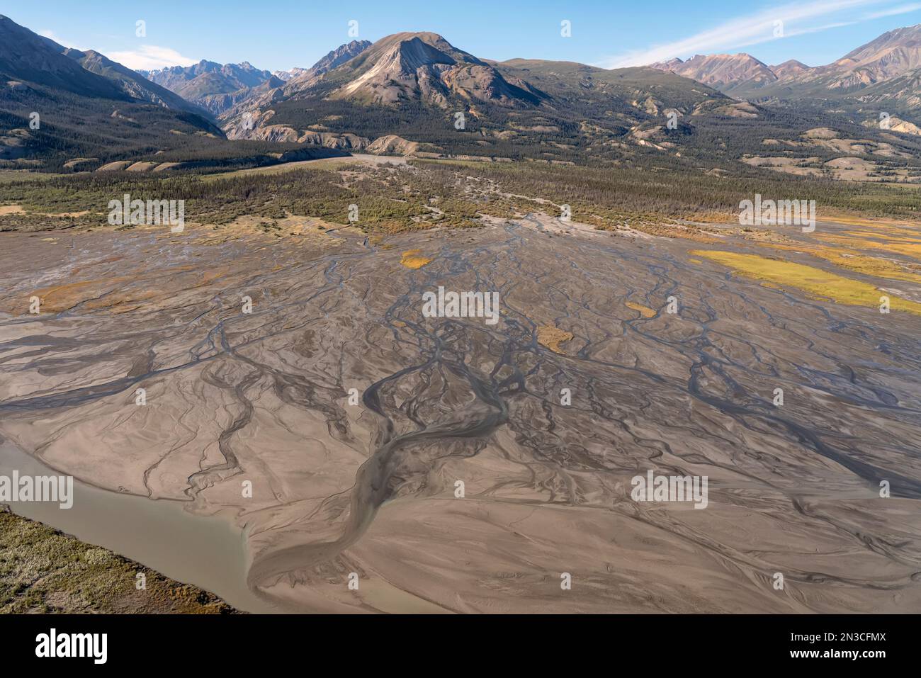 Das schlammige Flussbett und der reduzierte Fluss des Slim's River, der aus dem Kluane National Park fließt, wie auf einem Luftbild zu sehen ist: Yukon, Kanada Stockfoto