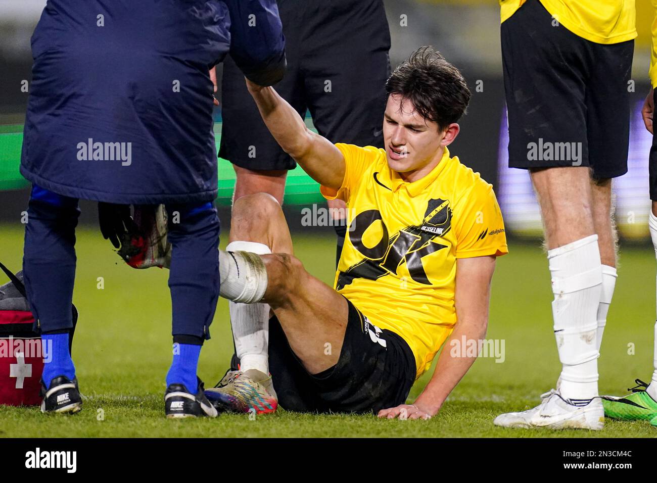 BREDA, NIEDERLANDE - FEBRUAR 7: Rowan Besselink von NAC Breda in medizinischer Behandlung wegen Verletzung während DES TOTO KNVB Cup - 1/8. Finalspiel zwischen NAC Breda und sc Heerenveen im Rat Verlegh Stadion am 7. Februar 2023 in Breda, Niederlande (Foto von Joris Verwijst/Orange Pictures) Stockfoto