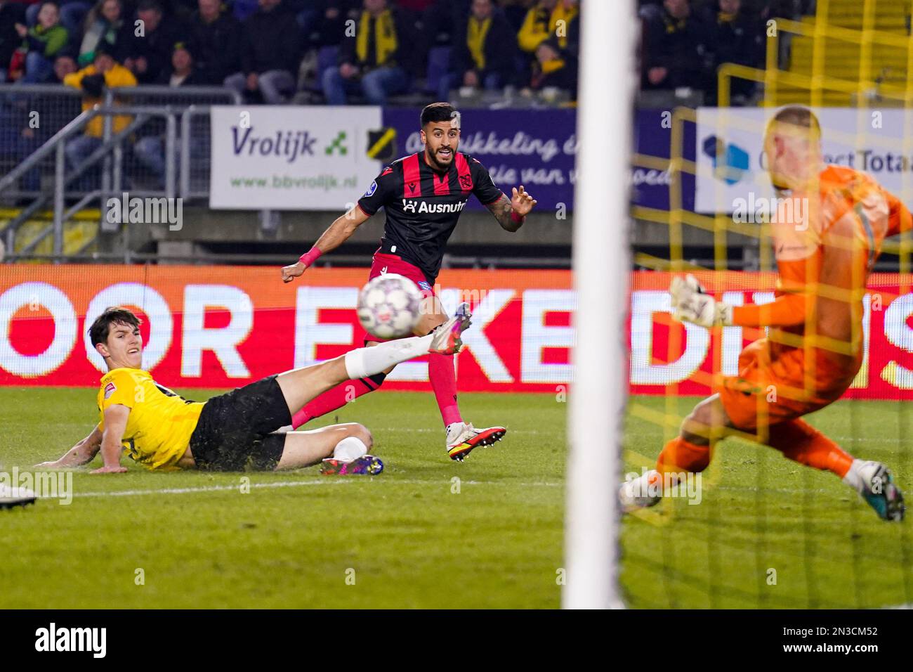 BREDA, NIEDERLANDE - FEBRUAR 7: Rowan Besselink von NAC Breda, Rami Kaib von sc Heerenveen, Torwart Roy Kortsmit von NAC Breda während DES TOTO KNVB Cup - 1/8.-Endabstimmung zwischen NAC Breda und sc Heerenveen im Rat Verlegh Stadion am 7. Februar 2023 in Breda, Niederlande (Foto: Joris Verwijst/Orange Pictures) Stockfoto