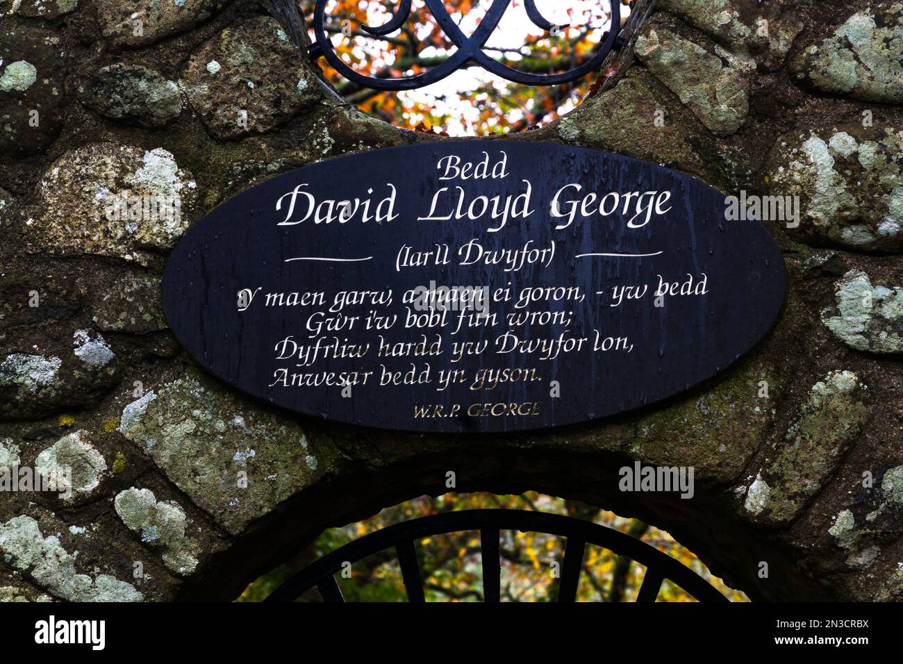 LLANYSTUMDWY, WALES, Großbritannien – NOVEMBER 21: Plaque des liberalen Premierministers David Lloyd George aus nächster Nähe. Entworfen von Clough Williams-Ellis. Ich Weiß Nicht, Cri Stockfoto