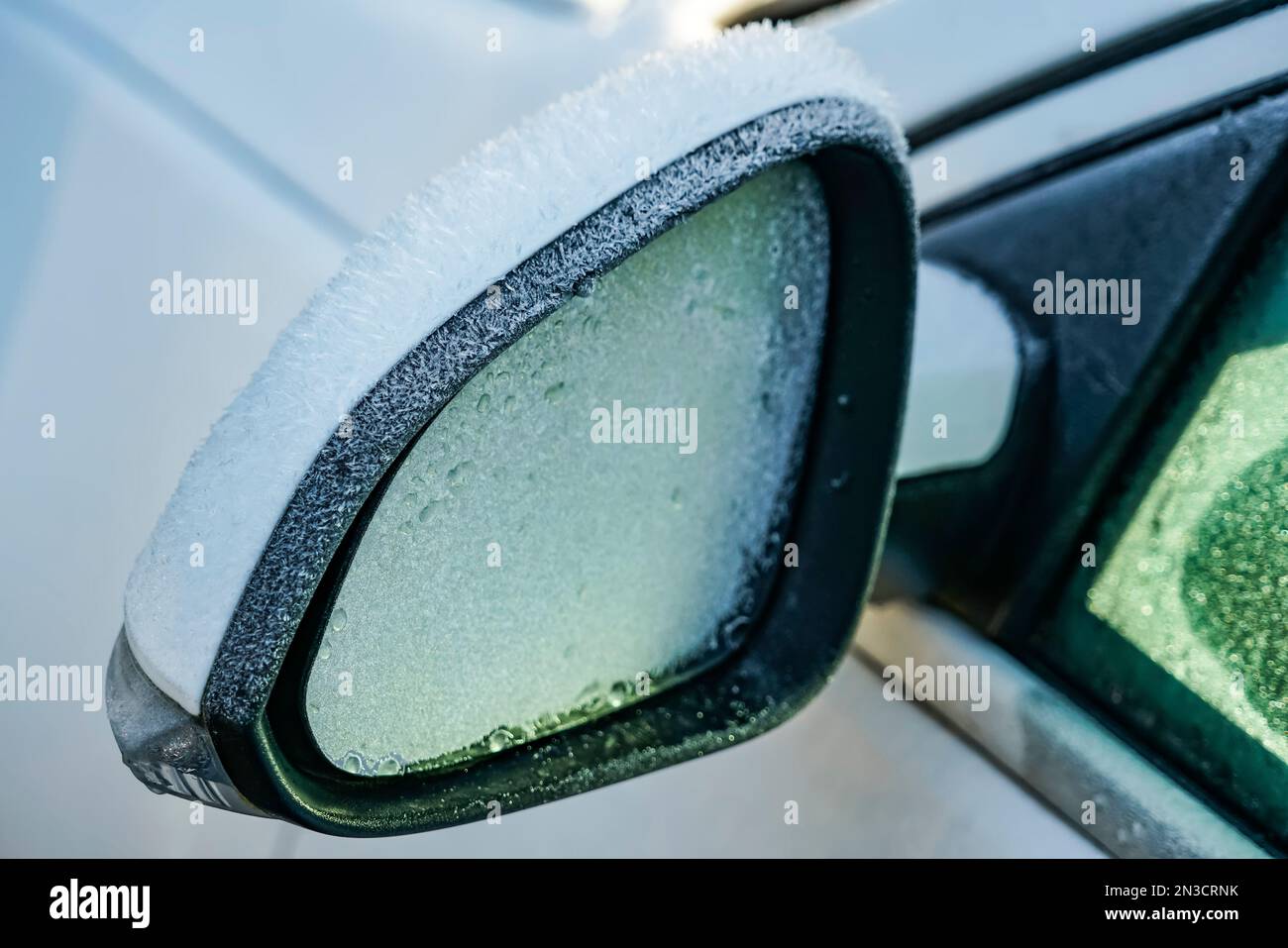 Frost am Seitenspiegel des Fahrzeugs; Sitka, Alaska, Vereinigte Staaten von Amerika Stockfoto