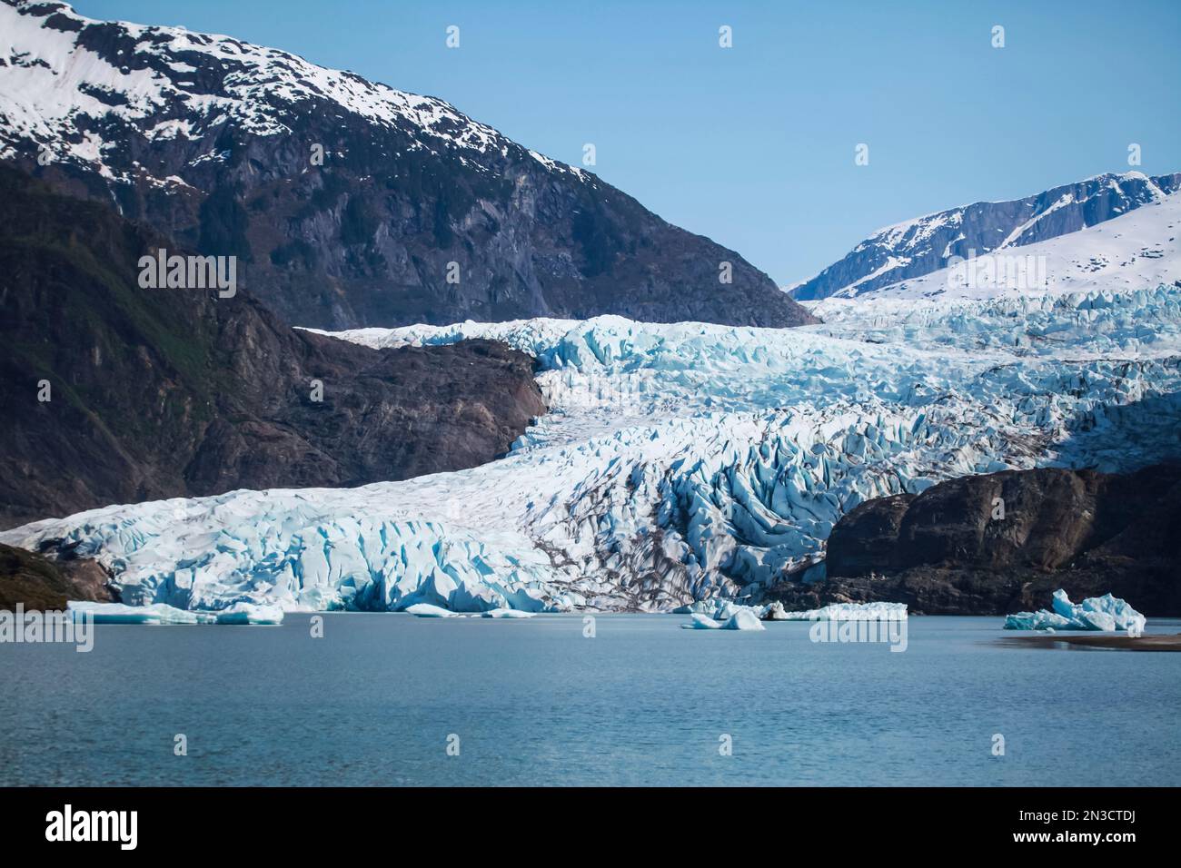 Herrlicher Blick auf die Endstation des riesigen Mendenhall-Gletschers; Juneau, Alaska, Vereinigte Staaten von Amerika Stockfoto