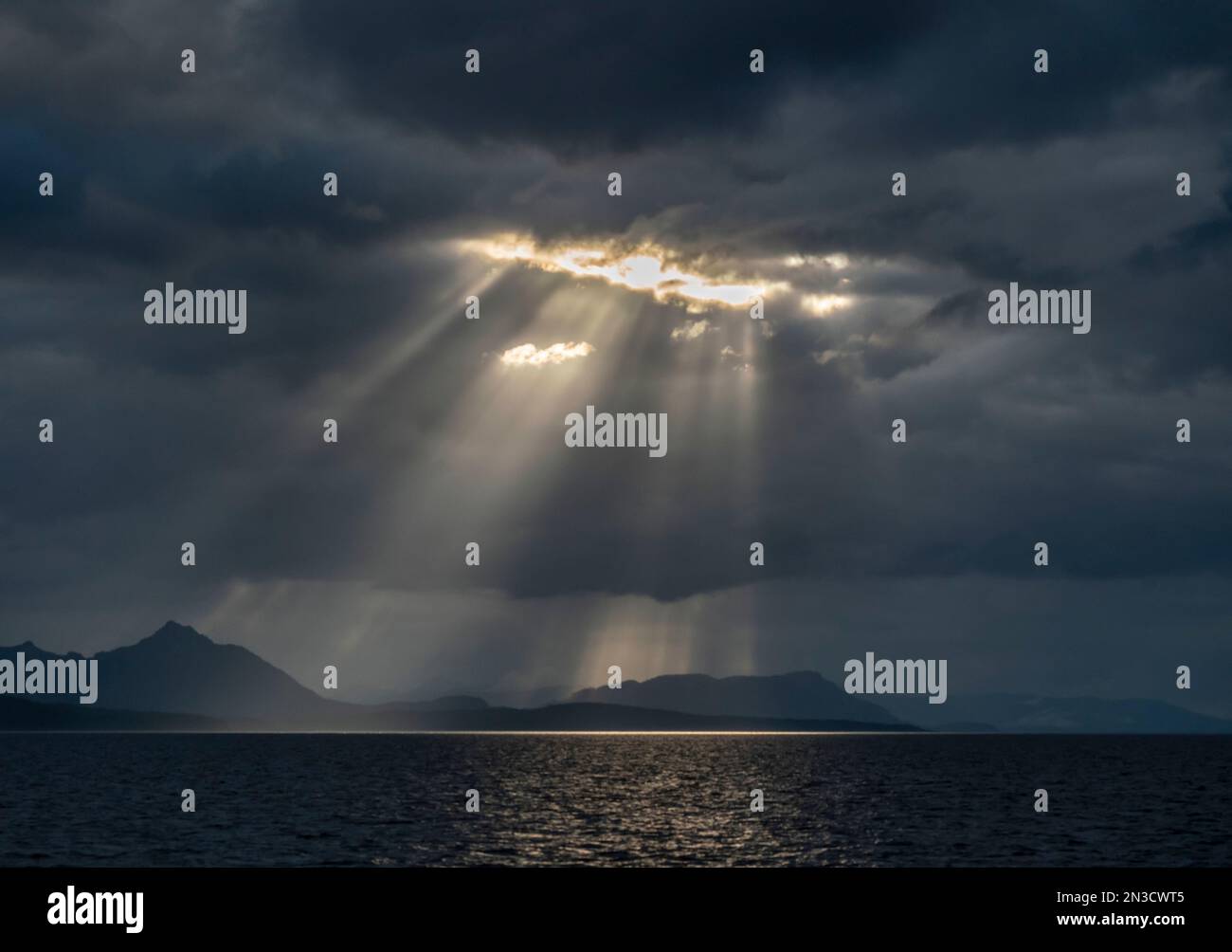 Sonnenlicht bricht durch Wolken in der Chatham Strait Area von Alaska, einem Teil des Alexander Archipels im Südosten des Bundesstaates Stockfoto
