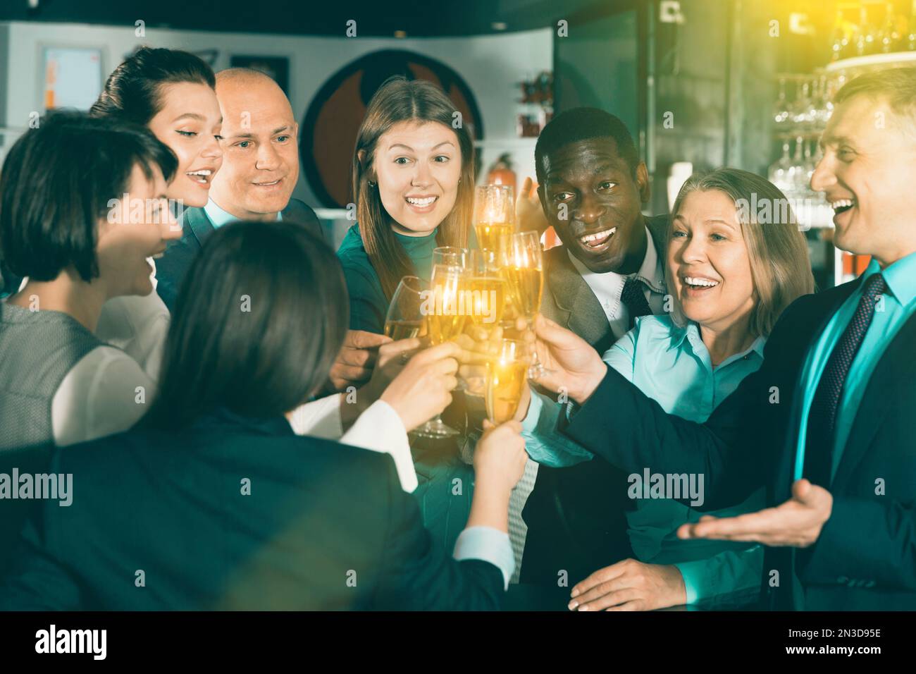 Internationale Gruppe von Geschäftsleuten, die mit Champagner toasten, h Stockfoto