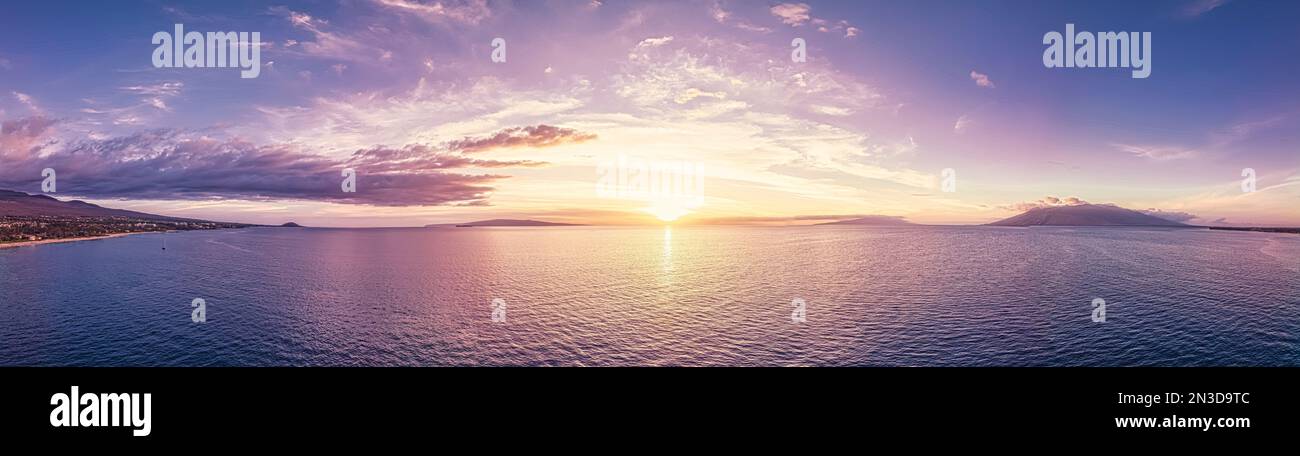 Blick auf den Sonnenuntergang vom Po'olenalena Beach Park auf der Insel Maui in Hawaii, USA; Maui, Hawaii, Vereinigte Staaten von Amerika Stockfoto