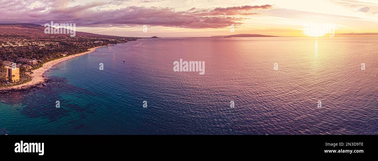 Blick auf den Sonnenuntergang vom Po'olenalena Beach Park auf der Insel Maui in Hawaii, USA; Maui, Hawaii, Vereinigte Staaten von Amerika Stockfoto