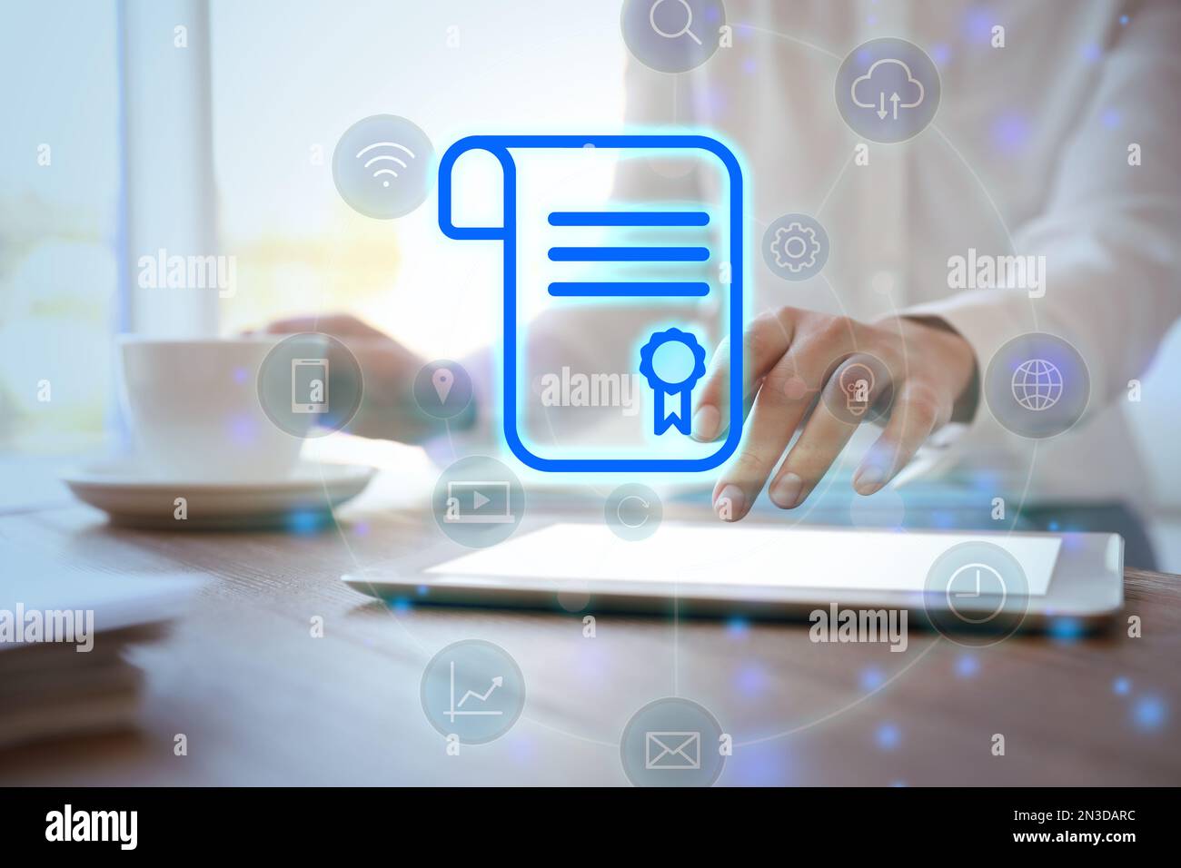Online-Lernkonzept. Diplom mit anderen Symbolen im Vordergrund und Frau mit Tablet, Nahaufnahme Stockfoto
