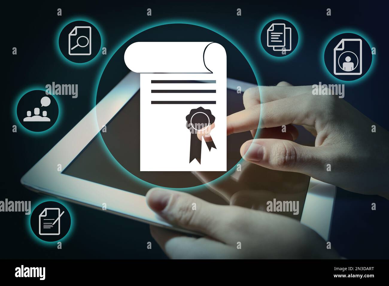 Online-Lernkonzept. Diplom mit anderen Symbolen im Vordergrund und Frau mit Tablet, Nahaufnahme Stockfoto