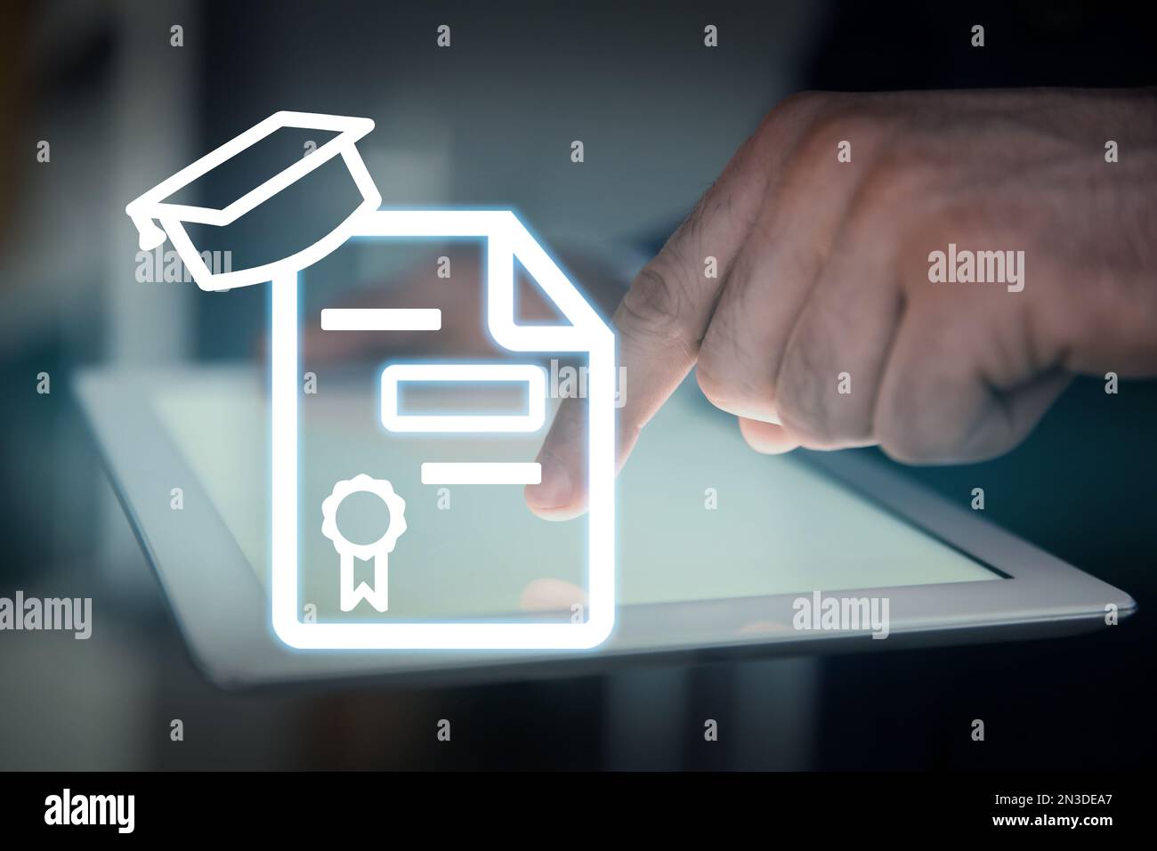 Online-Lernkonzept. Diplom-Symbol im Vordergrund und Mann mit Tablet, Nahaufnahme Stockfoto