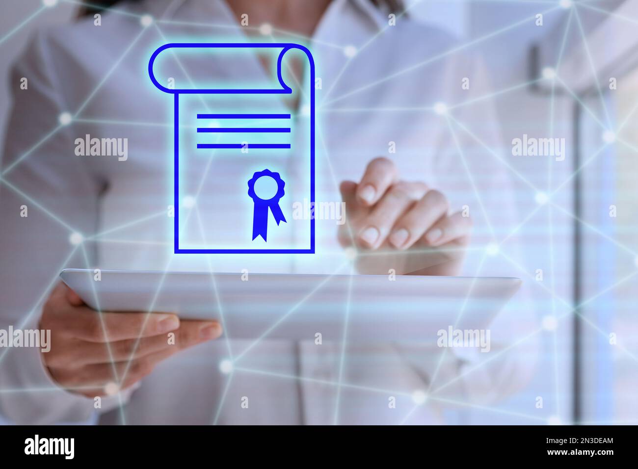Online-Lernkonzept. Diplom-Symbol im Vordergrund und Frau mit Tablet, Nahaufnahme Stockfoto
