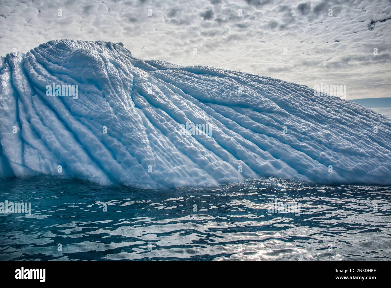 Nahaufnahme eines tief gefurchten Eisbergs vor der Küste der antarktischen Enterprise Island; Antarktis Stockfoto
