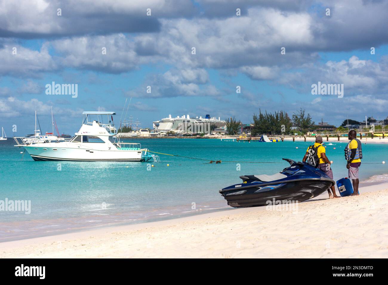 P&O Avira Kreuzfahrtschiff von Bayshore Beach, Carlisle Bay, Bridgetown, St Michael Parish, Barbados, Kleine Antillen, Karibik Stockfoto