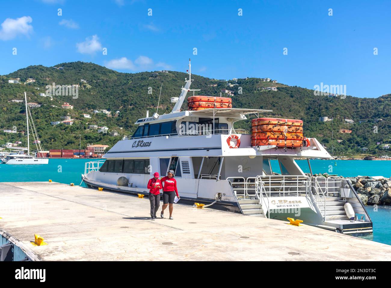 C Breeze Kreuzfahrtschiff nach Virgin Gorda im Hafen, Road Town, Tortola, den Britischen Jungferninseln (BVI), den kleinen Antillen, Karibik Stockfoto