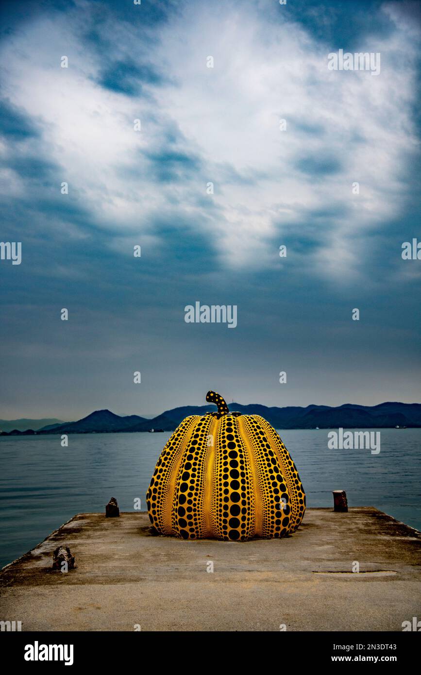 Der Naoshima-Kürbis ist eine Skulptur in Form eines riesigen schwarzen und gelben, mit Polka gepunkteten Kürbis des gefeierten Künstlers Yayoi Kusama. Es hat... Stockfoto