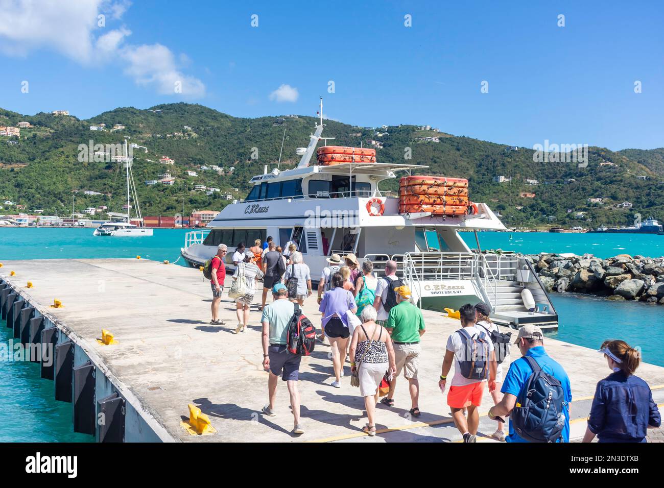 Passagiere, die an Bord des C Breeze Cruise Bootes gehen, fahren nach Virgin Gorda, Road Town, Tortola, zu den Britischen Jungferninseln (BVI), zu den kleinen Antillen, Karibik Stockfoto