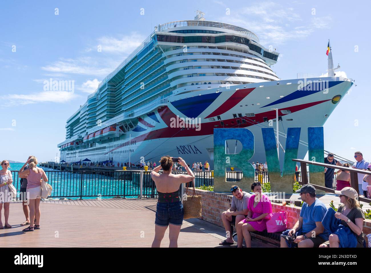 P&O Arvia Kreuzfahrtschiff und BVI-Schild im Hafen, Road Town, Tortola, Britische Jungferninseln (BVI), kleine Antillen, Karibik Stockfoto