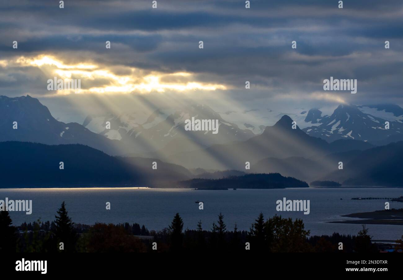 Sonnenstrahlen beleuchten den Poot Peak und die Kenai Mountains in der Kachemak Bay von Homer, Alaska, USA; Homer, Alaska, Vereinigte Staaten von Amerika Stockfoto