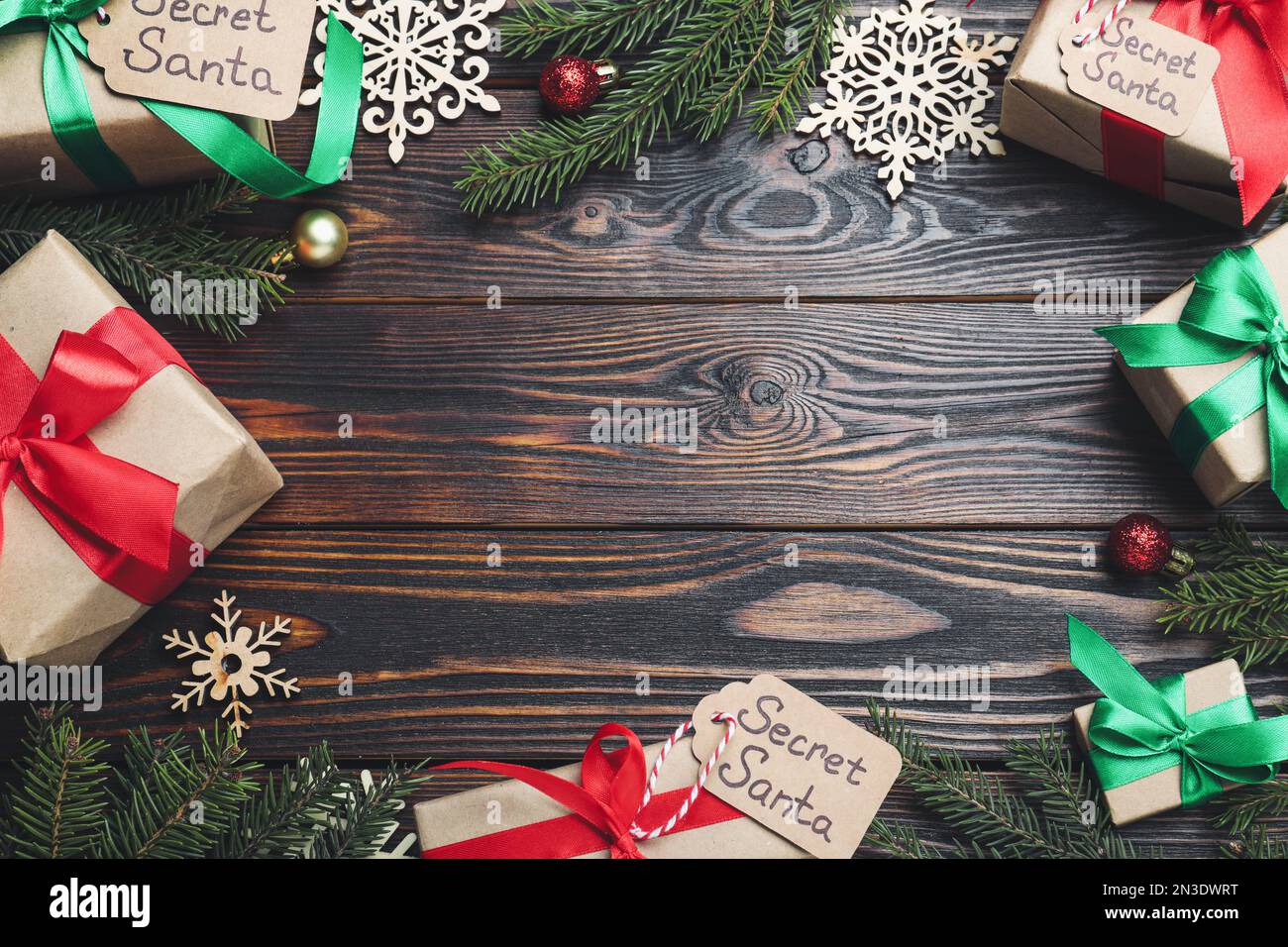 Flach liegend mit Geschenken vom geheimen Weihnachtsmann auf Holzhintergrund, Platz für Text Stockfoto