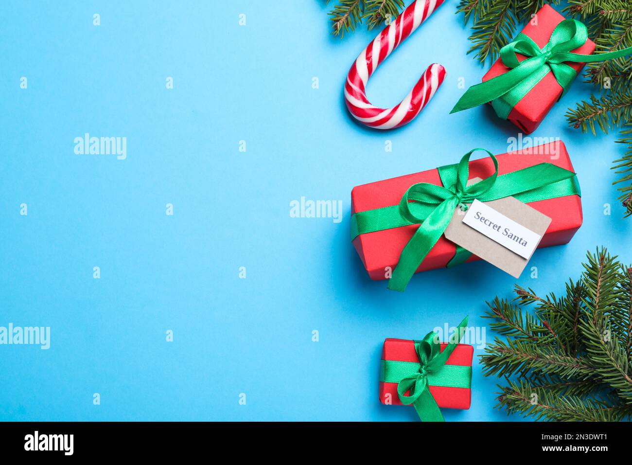 Flach liegendes Design mit Geschenken vom geheimen Weihnachtsmann auf hellblauem Hintergrund, Platz für Text Stockfoto