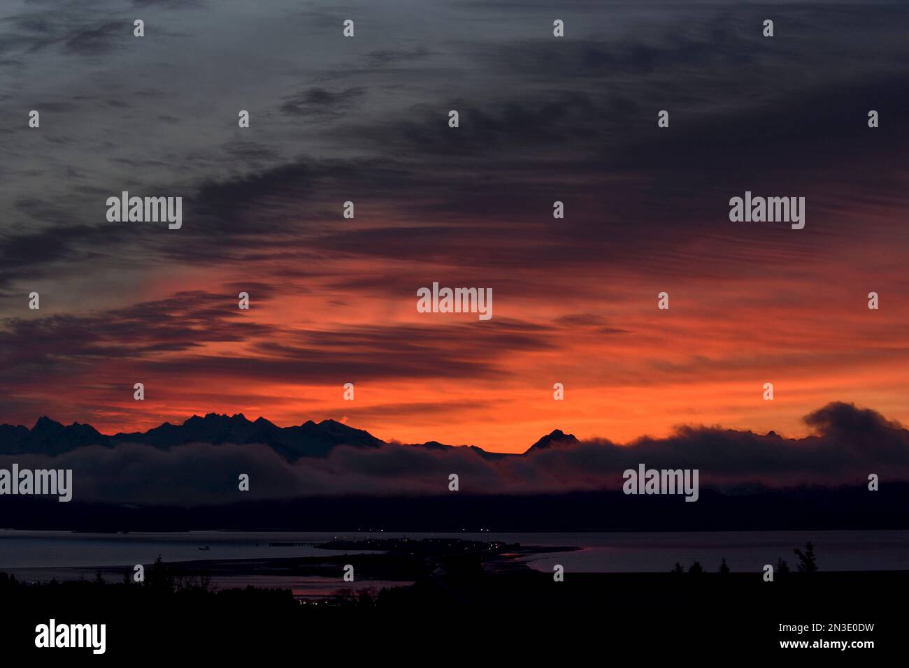 Sonnenaufgang und Wolken über der Kachemak Bay und den Kenai Mountains; Homer, Alaska, Vereinigte Staaten von Amerika Stockfoto