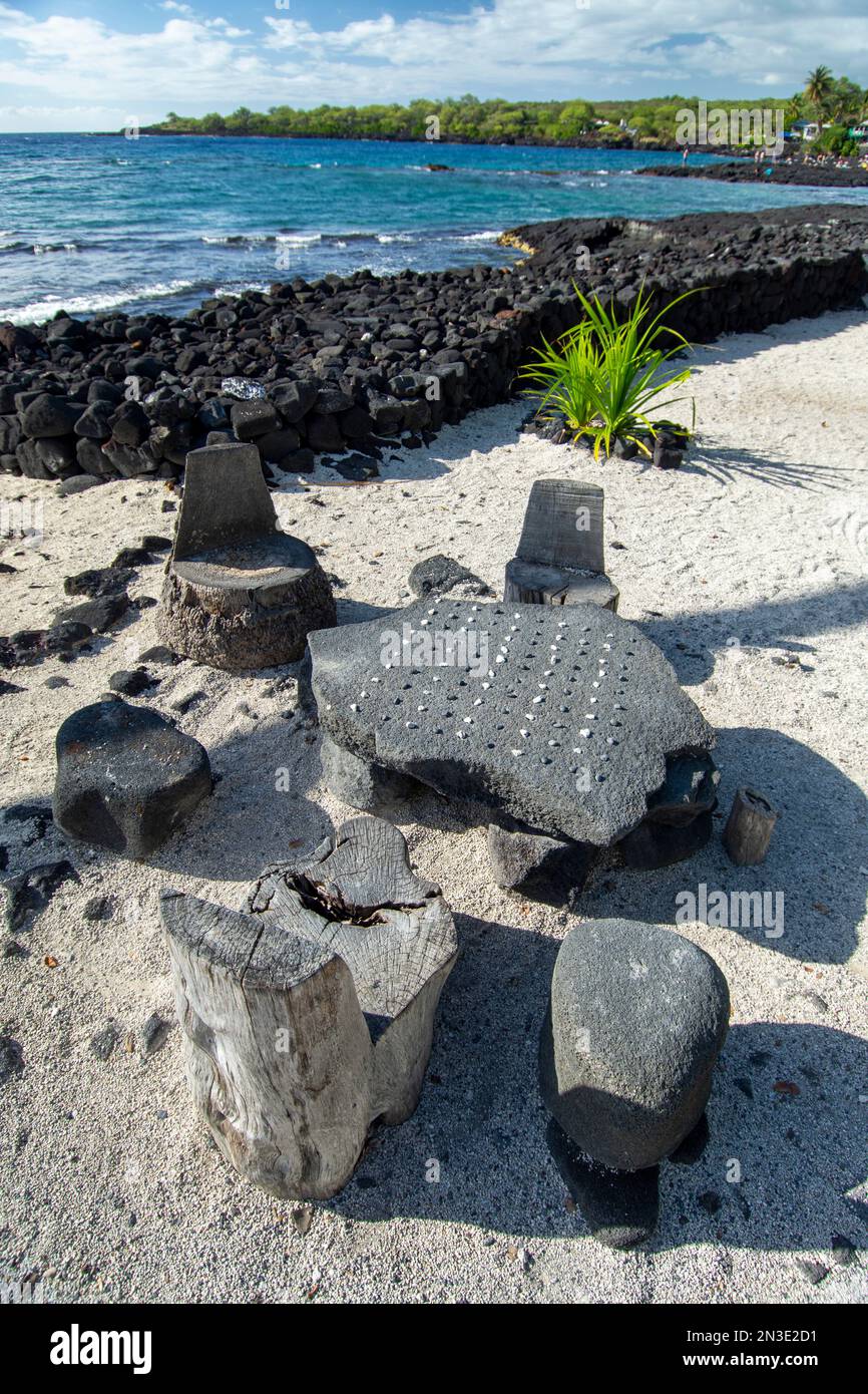 Ein Stein-papamū (Spielfläche) zum Spielen von kōnane (hawaiianische Schachfiguren) im Puhonua o Hōnaunau National Historical Park. Viele pu'uhonua (Ort... Stockfoto