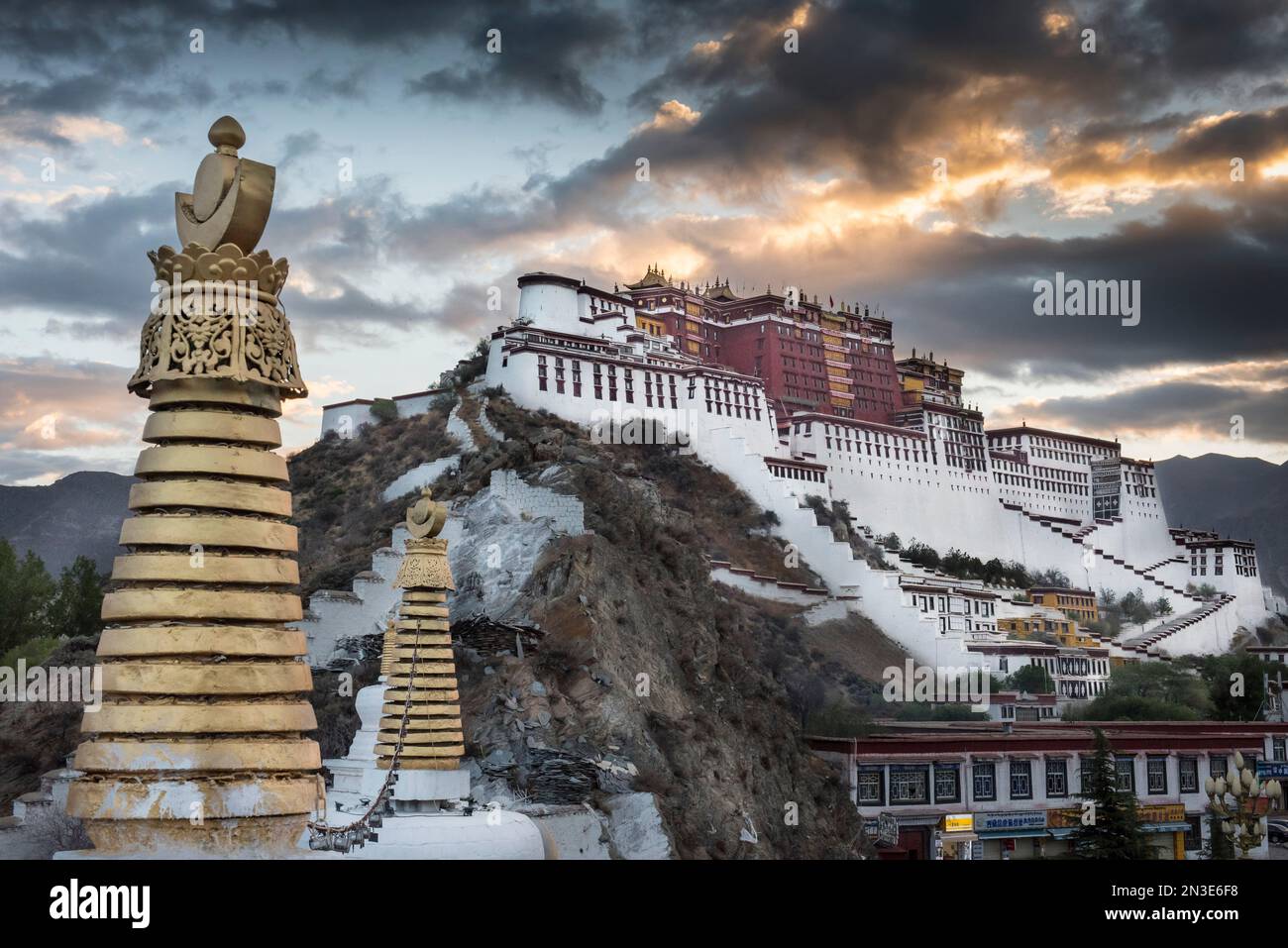 Potala Palace mit Stupas im Vordergrund bei Sonnenaufgang; Lhasa, Autonome Region Tibet Stockfoto