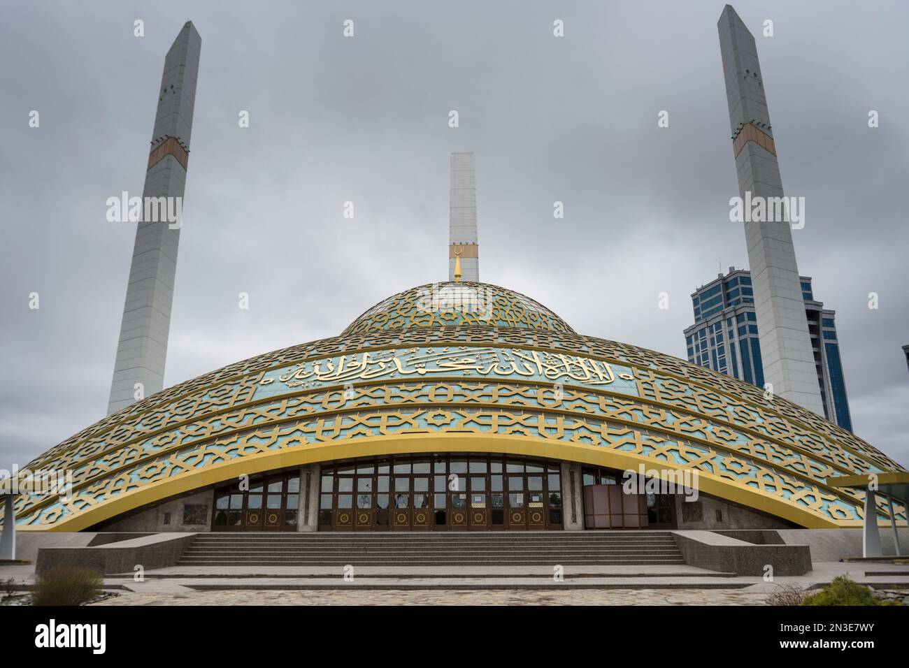 Blick auf die Aimani Kadyrova Moschee an einem nebligen Tag; Argun, Tschetschenische Republik, Russland Stockfoto