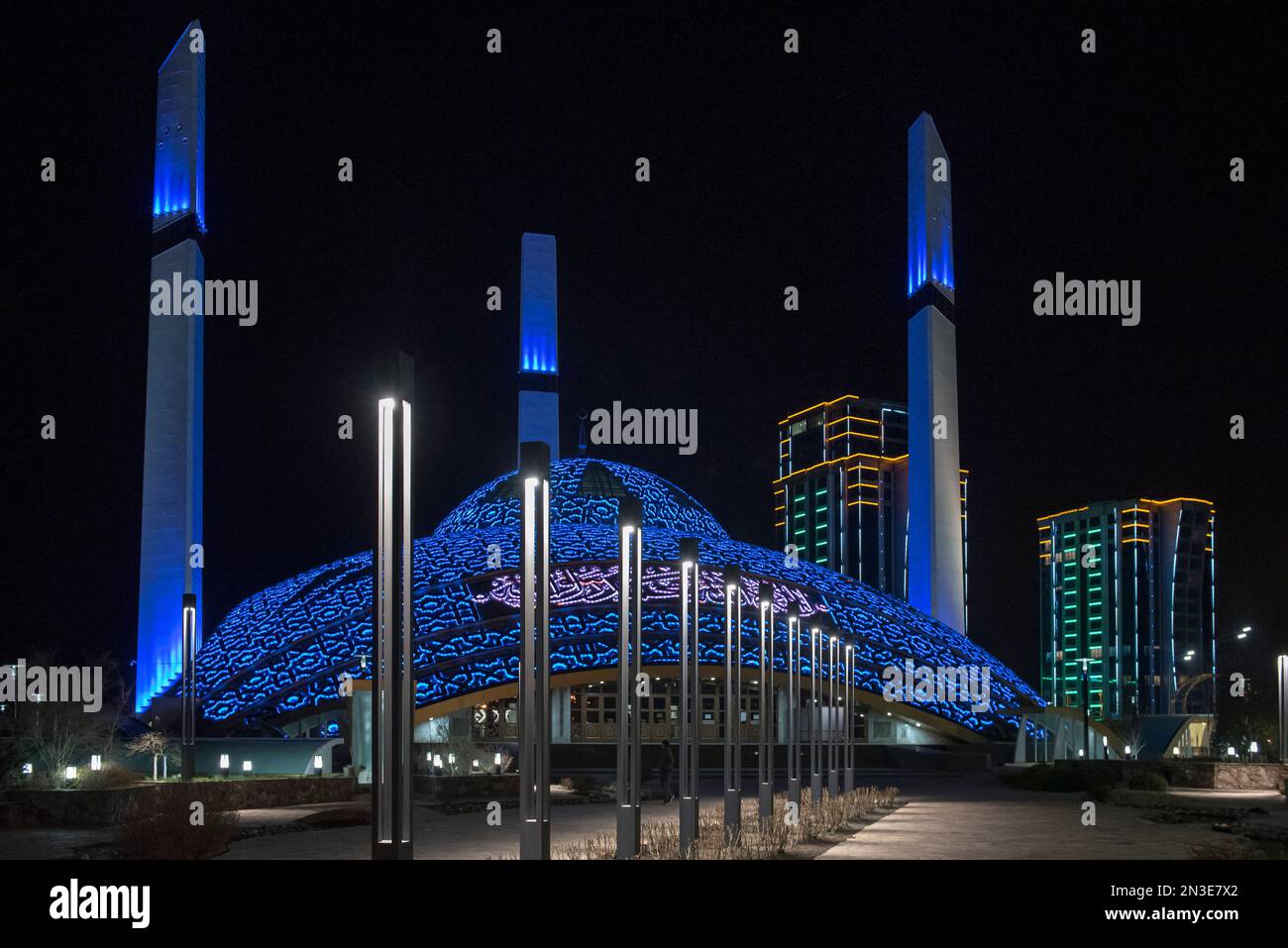 Blick auf die Aimani-Kadyrova-Moschee bei Nacht; Argun, Tschetschenische Republik, Russland Stockfoto