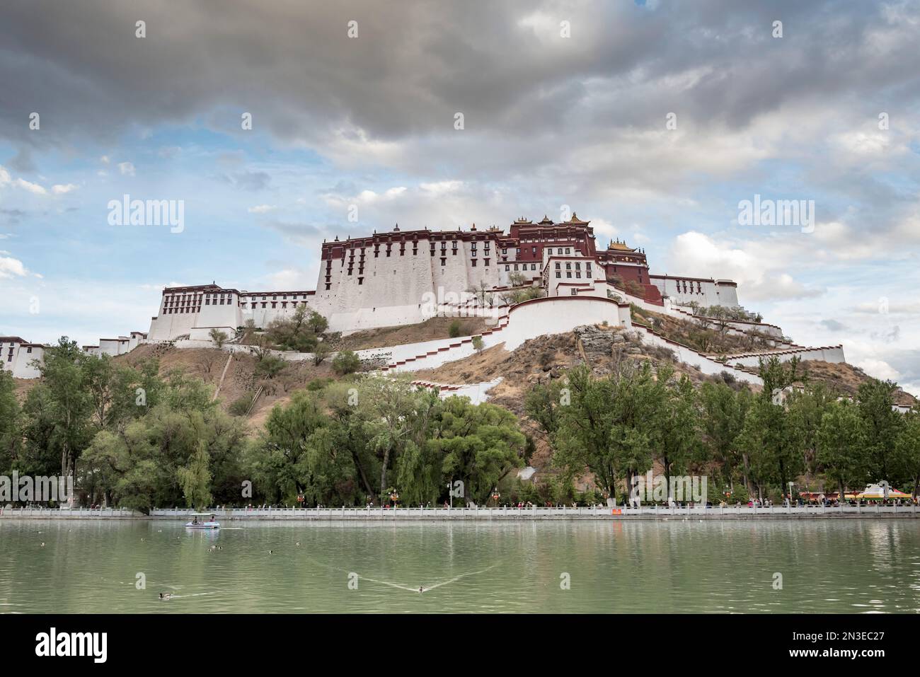 Rückansicht des Potala-Palastes, einst der Winterpalast der Dalai Lamas, mit Drachenkönig-See im Vordergrund Stockfoto