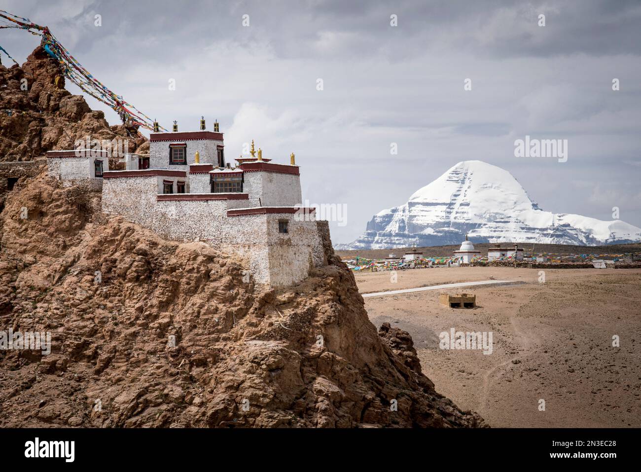 Chiu Gompa in der Nähe des Mansarovar-Sees mit schneebedecktem Berg Kailash im Hintergrund; Burang County, Präfektur Ngari, Autonomes Gebiet Tibet, Tibet Stockfoto