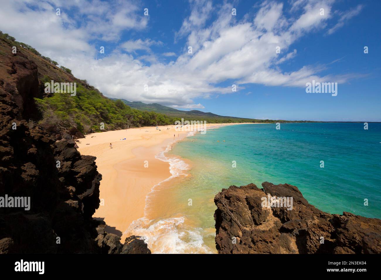 Menschen genießen den Sand und das türkisfarbene Wasser am Makena Beach, Oneloa (Big Beach); Makena, Maui, Hawaii, Vereinigte Staaten von Amerika Stockfoto