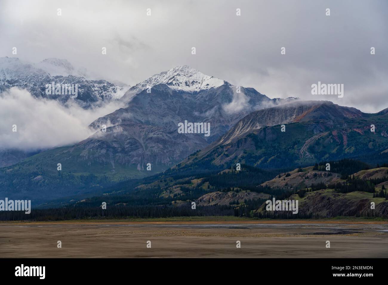 Die Berge entlang des Slim's River im Kluane National Park; Haines Junction, Yukon, Kanada Stockfoto