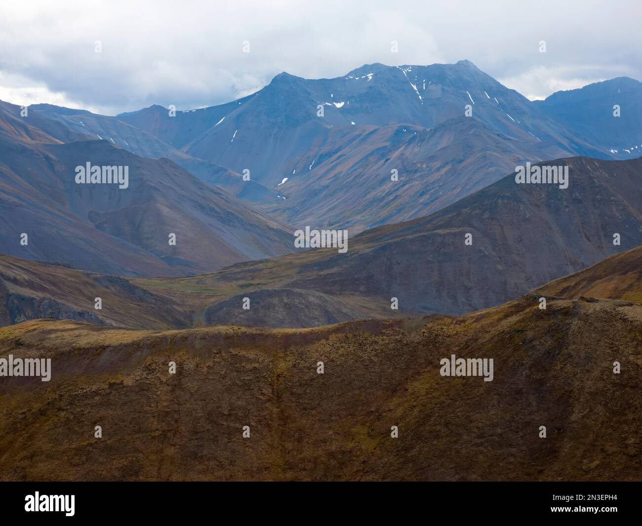 Überblick über die Grate und Berge des Tombstone Territorial Park im Herbst; Dawson City, Yukon, Kanada Stockfoto