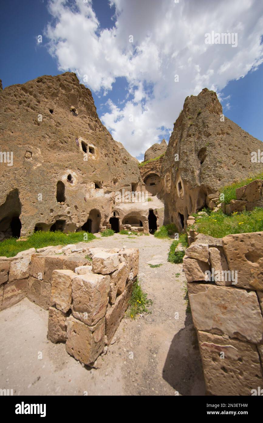 Blick auf die Felsenkirchen und die aus Stein gemeißelten Höhlenwohnungen des Soganli-Tals in der Provinz Nevsehir; Kappadokien, Türkei Stockfoto