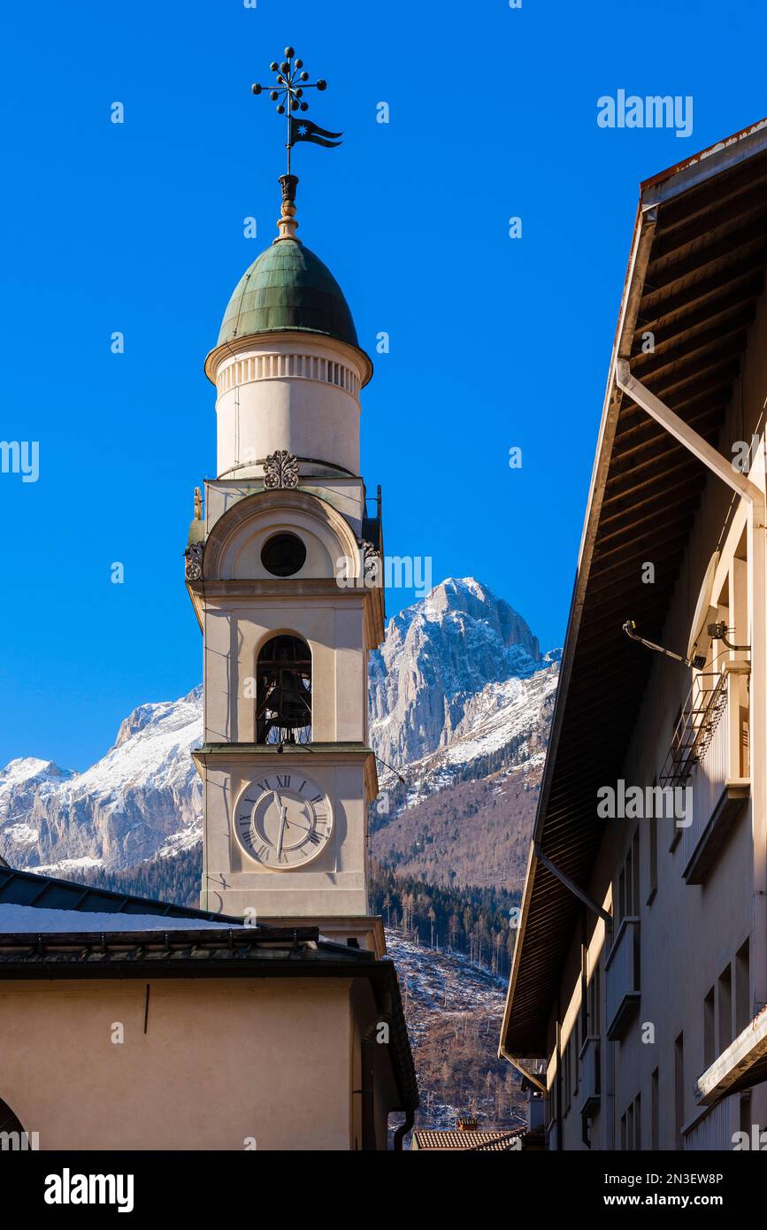 Nahaufnahme des Glockenturms von Santa Maria Nascente in Agordo der Provinz Belluno; Dolomiten, Italien Stockfoto