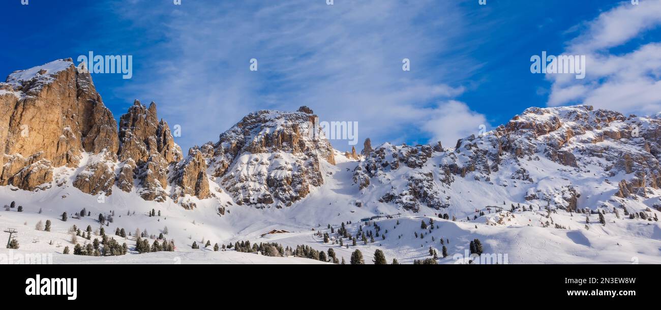 Schneebedeckte, zerklüftete Berggipfel der CIR-Gruppe in der Nähe des Gardenapasses in Gröden; Trentino Südtirol, Dolomiten, Italien Stockfoto