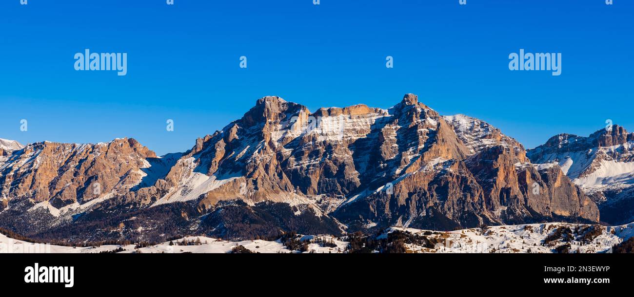 Blick in Richtung Tofana und Lagazuoi Mountains mit schneebedeckten Felsflächen vor einem hellblauen Himmel in der Alta Badia Mountain Region Stockfoto
