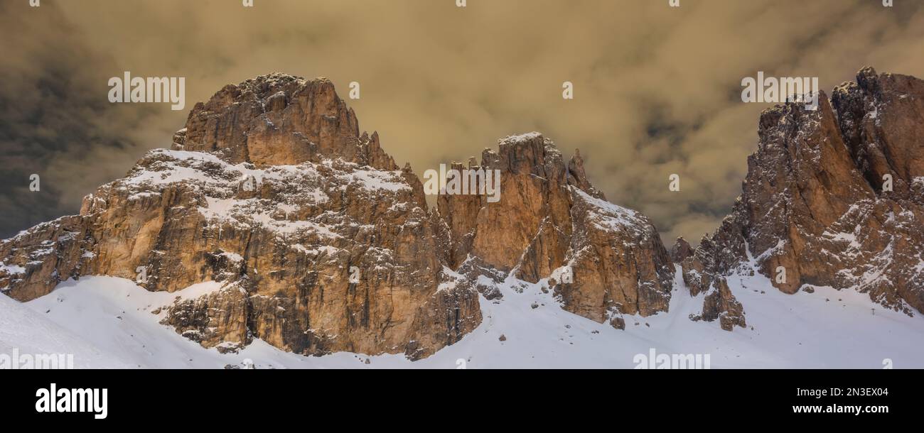 Sasso Piatto und Sasso Lungo Gebirge in den Dolomiten Italiens im Winter; Trentino-Alto, Etsch, Italien Stockfoto