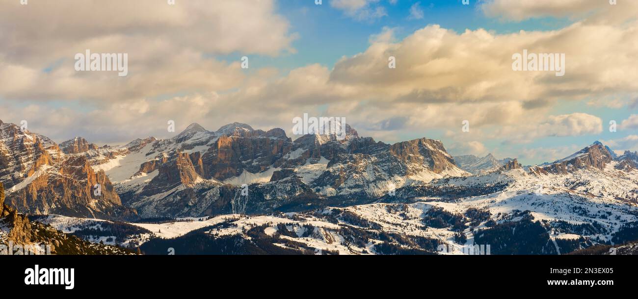 Verschneite Dolomiten im Winter in Italien mit Blick auf Tofana und den Berg Lagazuoi; Italien Stockfoto