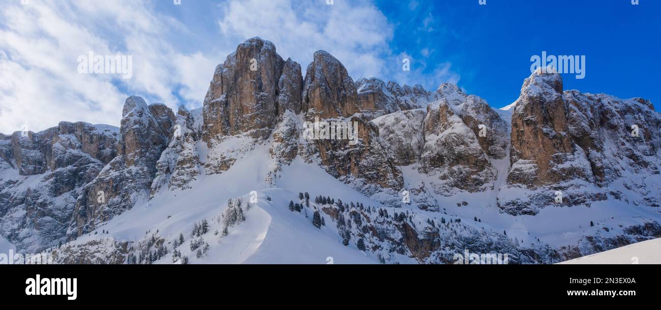 Schneebedeckte Berggipfel der Sellagruppe am Grödner Passo im Bezirk Bozen; Trentino Südtirol, Dolomiten, Italien Stockfoto