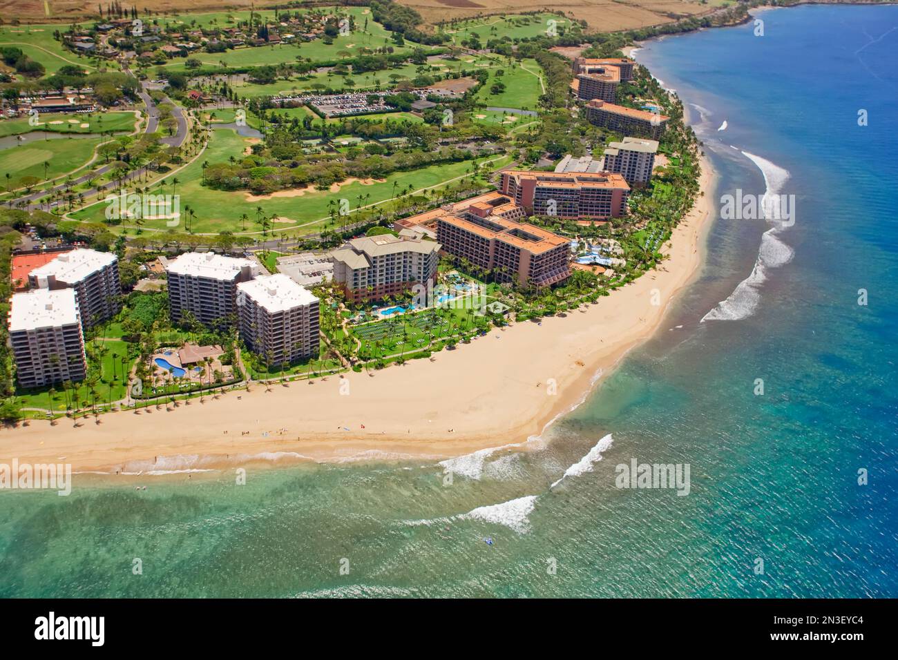 Blick aus der Vogelperspektive auf Hotels am Kaanapali Beach mit Kaanapali Golf Course auf der rechten Seite; Kaanapali, Maui, Hawaii, Vereinigte Staaten von Amerika Stockfoto