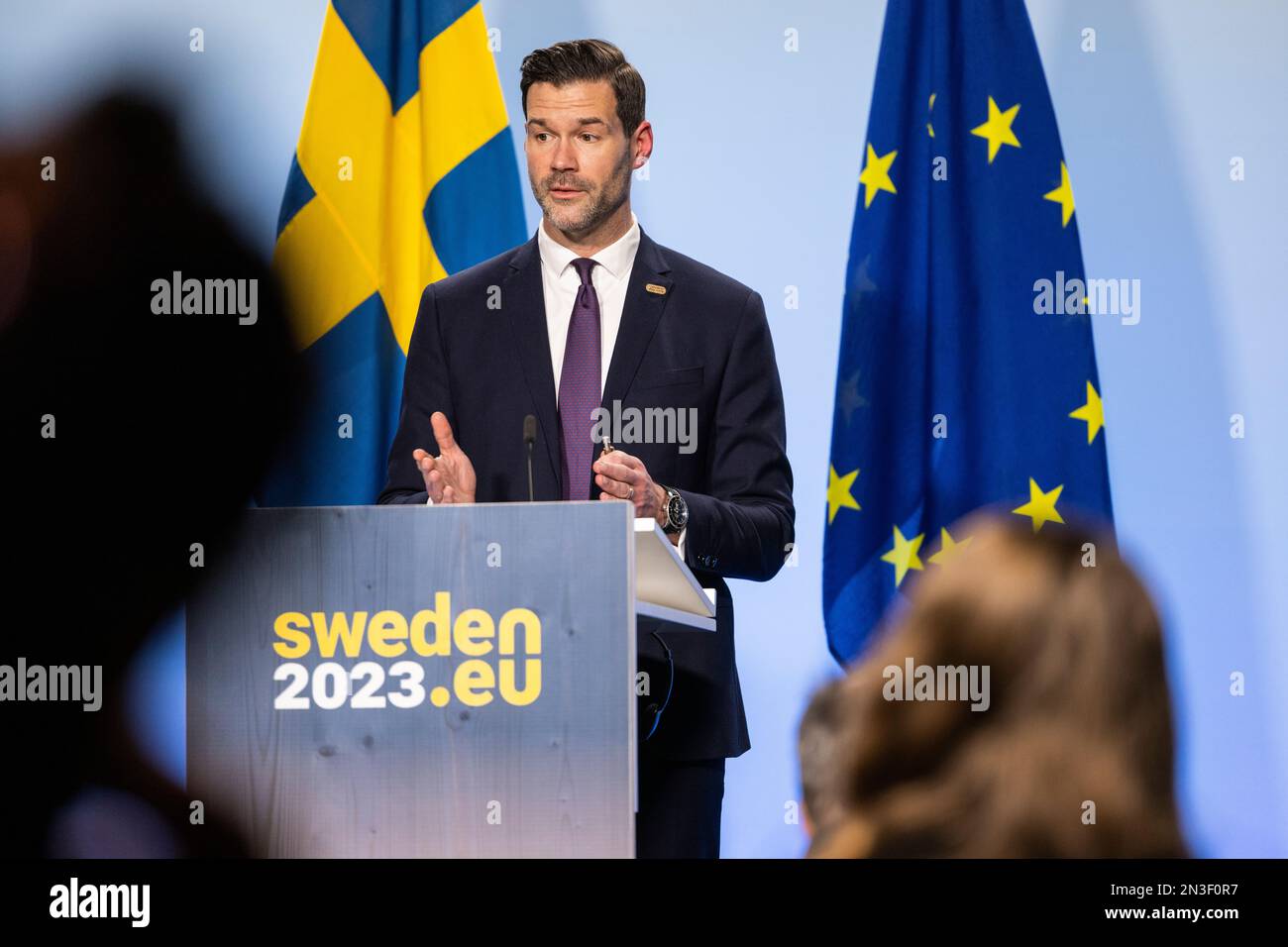 (230207) -- STOCKHOLM, 7. Februar 2023 (Xinhua) -- Johan Forssell, schwedischer Minister für internationale Entwicklungszusammenarbeit und Außenhandel, spricht auf einer Pressekonferenz am 7. Februar 2023 in Stockholm, Schweden. Der grüne Wandel und die Stärkung des Binnenmarkts der Europäischen Union (EU) standen im Mittelpunkt der Gespräche der EU-Minister für Wettbewerbsfähigkeit am Dienstag in Stockholm. (Johannes Frandsen/Regierungsbüros Schwedens/Handout über Xinhua) Stockfoto