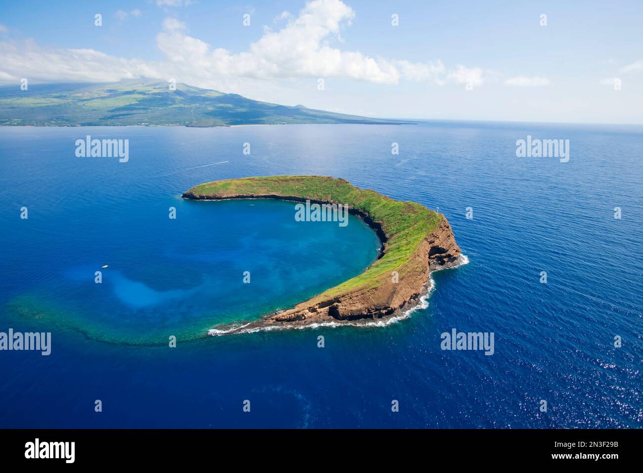 Blick aus der Vogelperspektive auf den Molokini-Krater und die Insel, berühmter Ort zum Schnorcheln vor der Küste von Maui. Molokini ist ein Meeresschutzgebiet, das vom Staat... Stockfoto