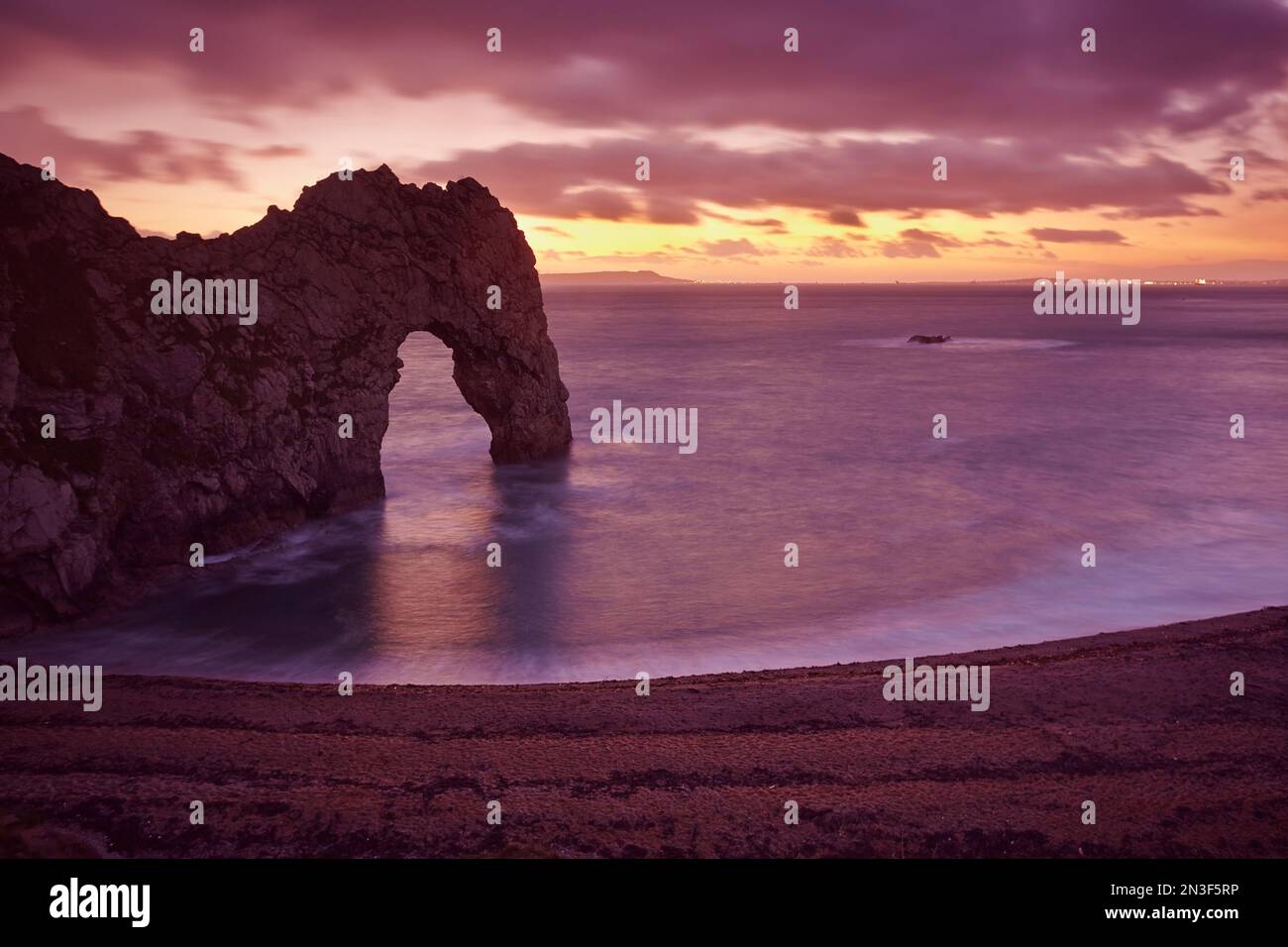 Durdle Door in der Abenddämmerung an der Jurassic Coast, Dorset, Großbritannien; Dorset, England Stockfoto
