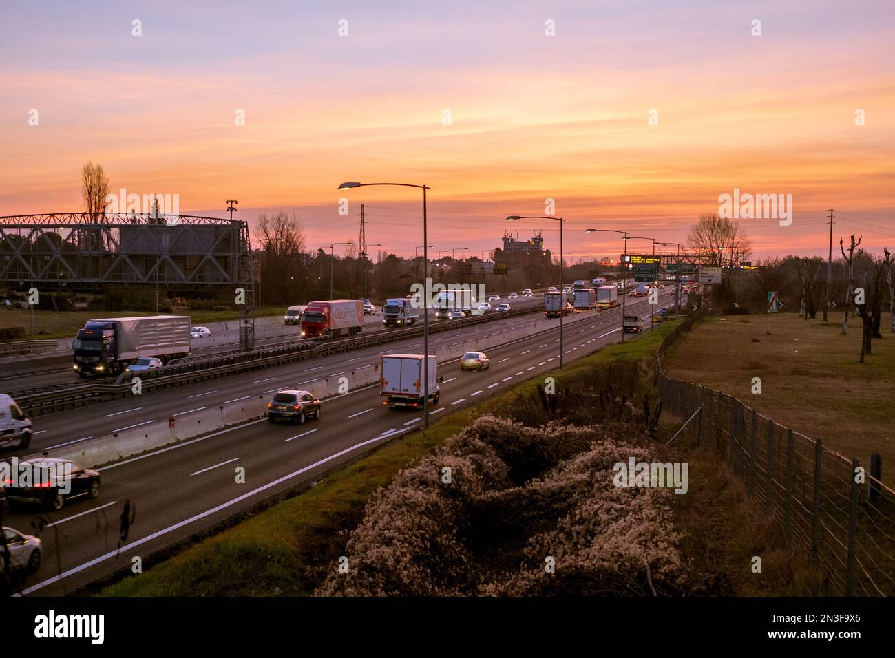 02-27-2019; Bologna, Italien. Der tägliche Verkehr in der Stadt kurz vor Sonnenaufgang. Stockfoto