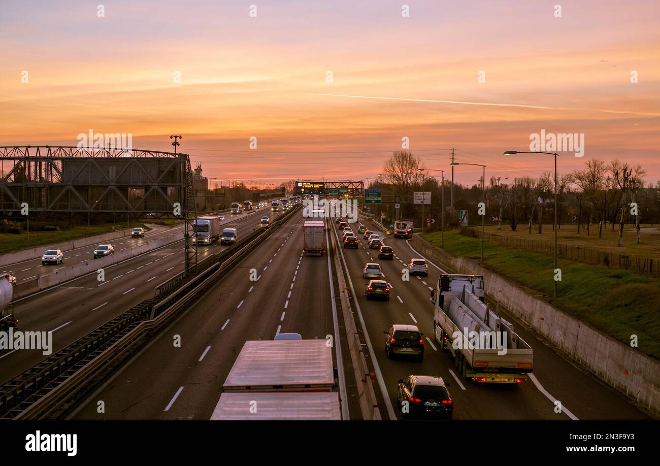 02-27-2019; Bologna, Italien. Der tägliche Verkehr in der Stadt kurz vor Sonnenaufgang. Stockfoto